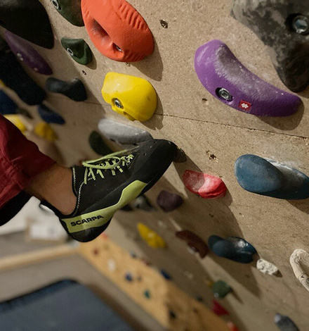 Davanti preciso, leggera al centro, dietro solido. All’inizio sembra insolito.