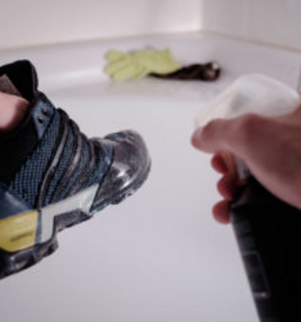 Mit Küchenrolle, Zeitungspapier oder einem Schuhspanner behalten die Treter beim Trocknen ihre Form. Das Papier regelmäßig wechseln, solange die Schuhe noch feucht sind.
