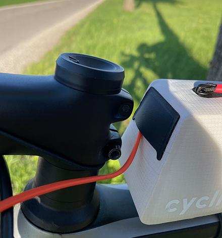In der Top Tube Bag habe ich eine Powerbank mit Kabel.