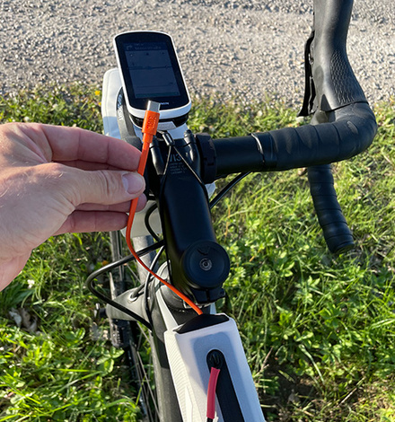 In der Top Tube Bag habe ich eine Powerbank mit Kabel.