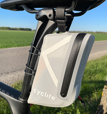 Aerodynamische Form mit gro&szlig;en Reflektoren, umlaufendem Rei&szlig;verschluss, einer zus&auml;tzlichen Befestigungsschlaufe am oberen Ende und Schlaufen f&uuml;r die R&uuml;cklichthalterung. 