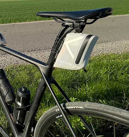 Aerodynamische Form mit gro&szlig;en Reflektoren, umlaufendem Rei&szlig;verschluss, einer zus&auml;tzlichen Befestigungsschlaufe am oberen Ende und Schlaufen f&uuml;r die R&uuml;cklichthalterung. 