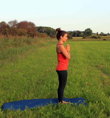 Mit der nächsten Einatmung komme nach oben - die Hände sind über Deinem Kopf.