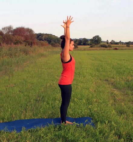Gehe zunächst in die Berghaltung - das Tadasana.