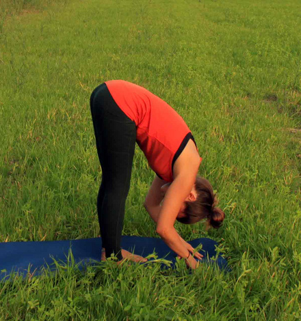 Spaziere dann in die halbe, stehende Vorbeuge.