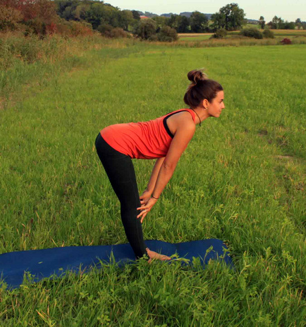 Spaziere dann in die halbe, stehende Vorbeuge.