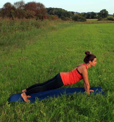 Bewege Dich mit der Ausatmung in den Yoga Liegestütz...