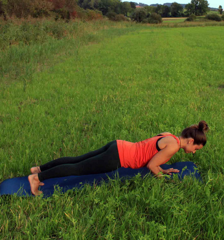 Bewege Dich mit der Ausatmung in den Yoga Liegestütz...