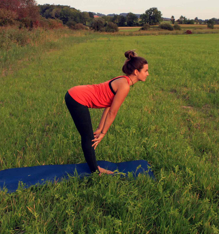 Fließe dann in die tiefe, stehende Vorbeuge.