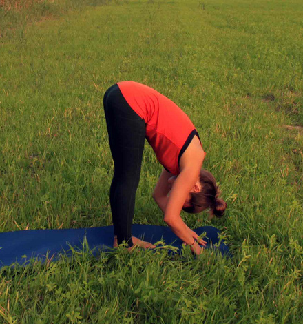 Fließe dann in die tiefe, stehende Vorbeuge.