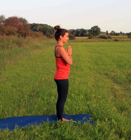 Gehe zunächst in die Berghaltung - das Tadasana.