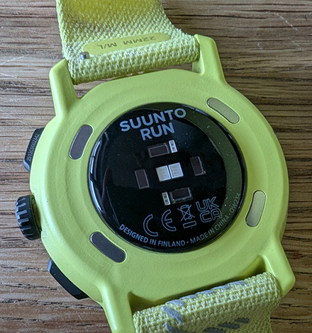 Detailansicht: Rückseite der Suunto Run mit integrierten Sensoren.
