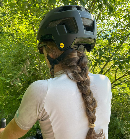 Melina frontal mit dem Taunus Gravel Helm und der Bonfire Mag Q Brille
