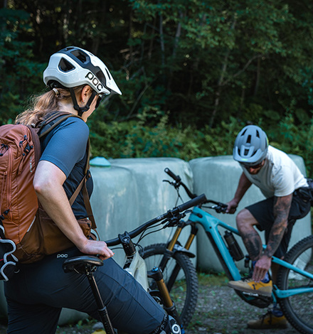 Im Fahrradverleih gibt es die M&ouml;glichkeit sich von Kopf bis Fu&szlig; f&uuml;r das Mountainbiken auszustatten.