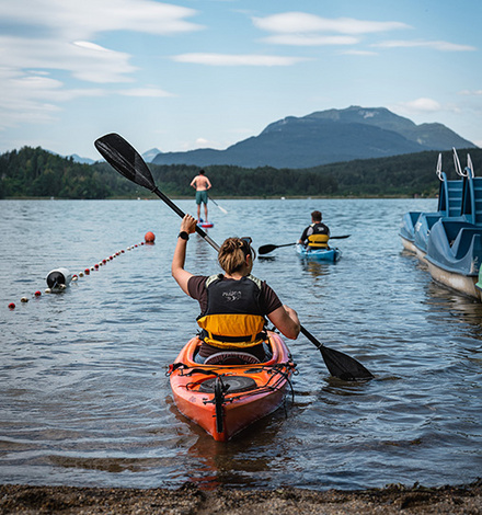 Ausflug auf den Faaker See mit Kajaks und Stand-Up-Paddleboards.