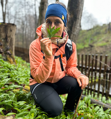 Bärlauch sammeln im Regen mit der Seceda 3L Jacke.