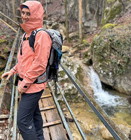 Bärlauch sammeln im Regen mit der Seceda 3L Jacke.
