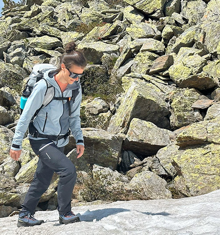Macht jede Bewegung mit und ist auch bei Felskontakt extrem abriefest: Die Seceda Softshell Hose.