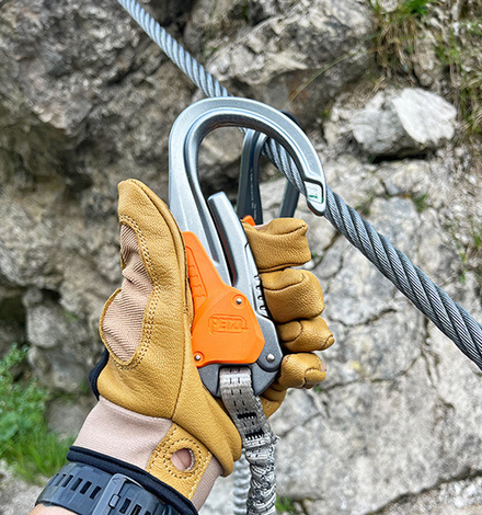 Das Besondere am Eashook Karabiner: clippt schnell und verschließt sicher.