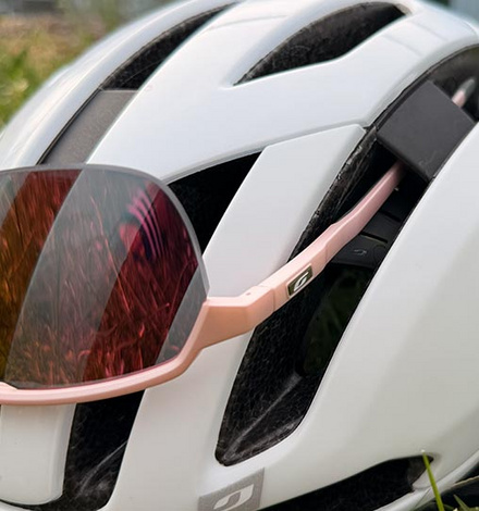 Der Julbo Finisher mit praktischer und vor allem zuverl&auml;ssiger Brillenhalterung.