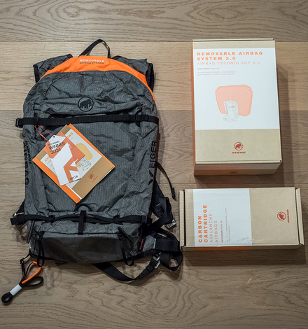 Das Gesamtpaket, bestehend aus dem Rucksack Eiger Free 20, dem Removable Airbag 3.0 und einer Druckluftkartusche.  