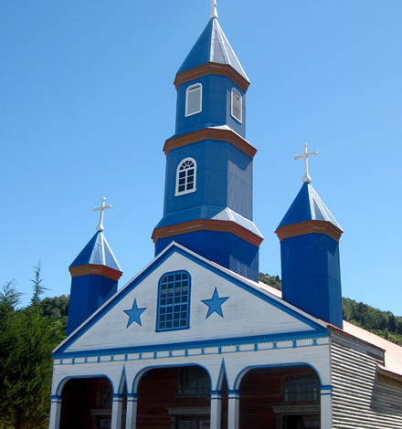 Zu den sch&ouml;nsten Exemplaren der 150 Holzkirchen auf Chilo&eacute; geh&ouml;rt die Iglesia de Tena&uacute;n im Nordosten der Insel am Golf von Ancud. 