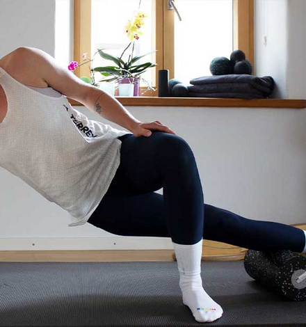 Beginne mit dem Faszientraining an der Hinterseite der Wade jeweils links und rechts.