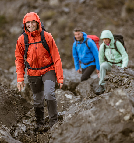 Schauer am Nachmittag? Eine gute Regenjacke ist bei Niederschlag Pflicht. Untenrum gen&uuml;gt bei Schauern oft eine schnelltrocknende, wasserabweisende Wanderhose.  