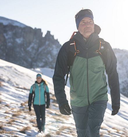 Schauer am Nachmittag? Eine gute Regenjacke ist bei Niederschlag Pflicht. Untenrum gen&uuml;gt bei Schauern oft eine schnelltrocknende, wasserabweisende Wanderhose.  