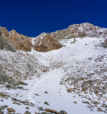Das Mitterkar. Die Spur zum gleichnamigen Joch ist deutlich sichtbar.