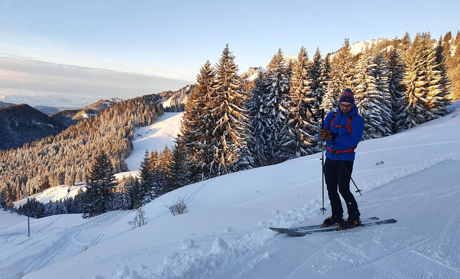 Aufgrund der Schneelage und aktuellen Reisebeschränkungen startet der Test erst einmal auf der Piste.