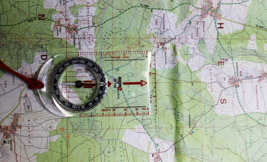 Orientierung im Gelände: Karte und Kompass lesen