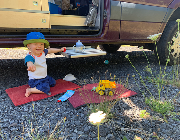 Beachten sollte man aber vor allem das Reiseziel. Babys sollten immer in einer angenehmen Umgebungstemperatur sein.