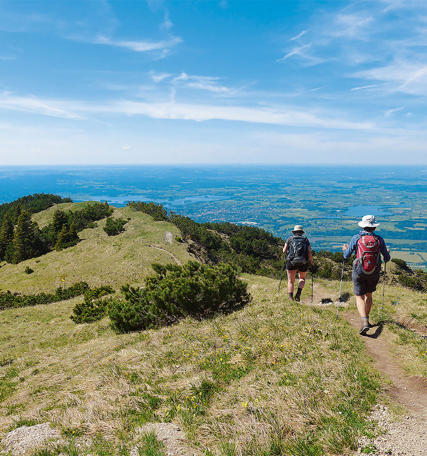 Beim Abstieg Richtung Ohlstadt erstreckt sich das Alpenvorland vor uns.
