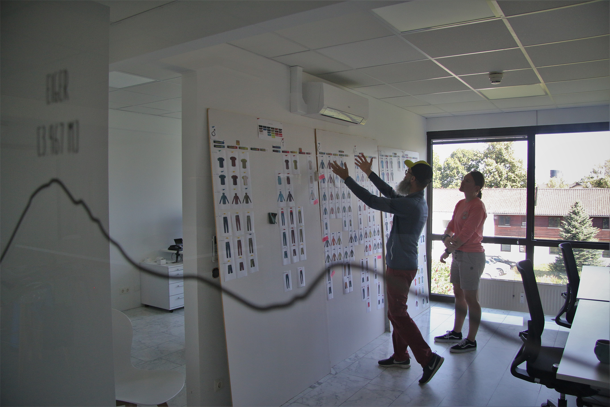 Hier zeigt Stefan Krause, Head of Product, die kommende Sommer Kollektion.