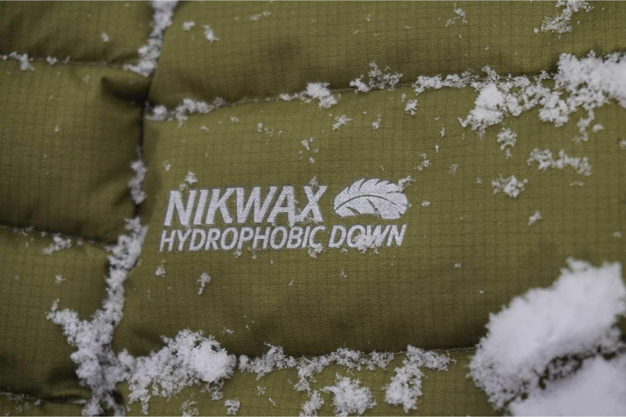 Die Nikwax-Behandlung macht die Daune wasserabweisend - so kann sie nicht verklumpen. 