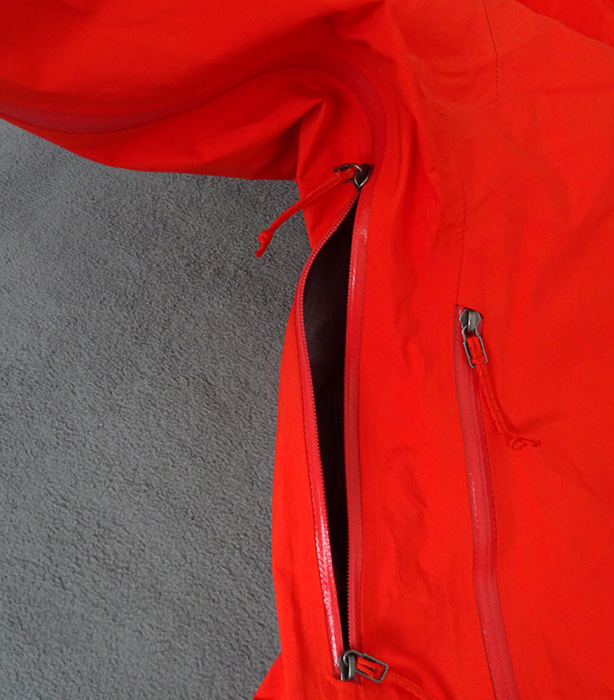 Belüftungsöffnungen unter den Armen sorgen für ein gutes Trageklima.