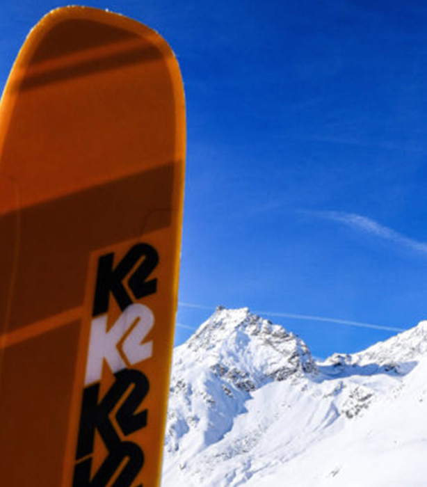 Der K2 Mindbender 108 Ti im Tiefschnee: nur hier schaut das Design noch cooler aus!