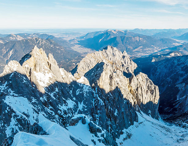 Mit zunehmender Höhe öffnet sich das Panorama über das schöne Werdenfelser Land.