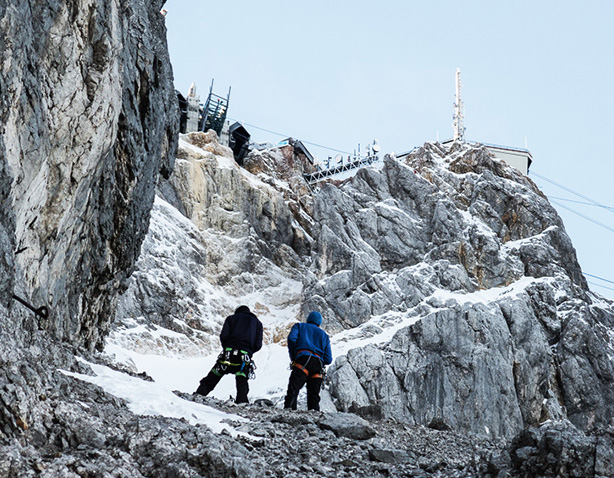 Auf die Zugspitze führen viele Bahnen – eine davon die Zahnradbahn. „Eisenzeit“ folgt den Spuren der Erbauer.
