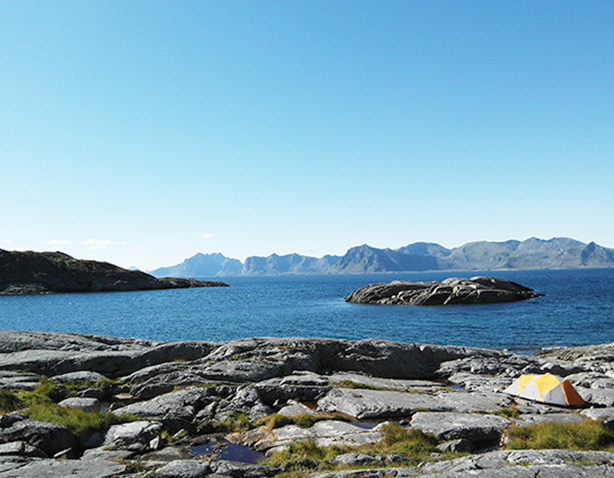 In Henningsvaer auf den Lofoten ist schon allein der Blick Luxus. Gezeltet wird hier auf dem, was einst die Gletscherriesen übrig gelassen haben.