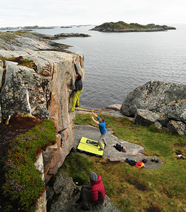 Bouldern in feinster Kulisse mit Meereswind. Eigentlich ist ja Ruhetag, aber so ist das eben manchmal bei Kletterern, man kann die Finger nicht in den Hosentaschen lassen!