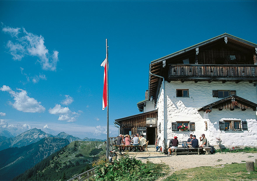 Vor dem Gipfel kommen wir an der Tölzer Hütte vorbei - wer keine Gipfelbrotzeit dabei hat, kann sich hier für den weiteren Weg stärken. 