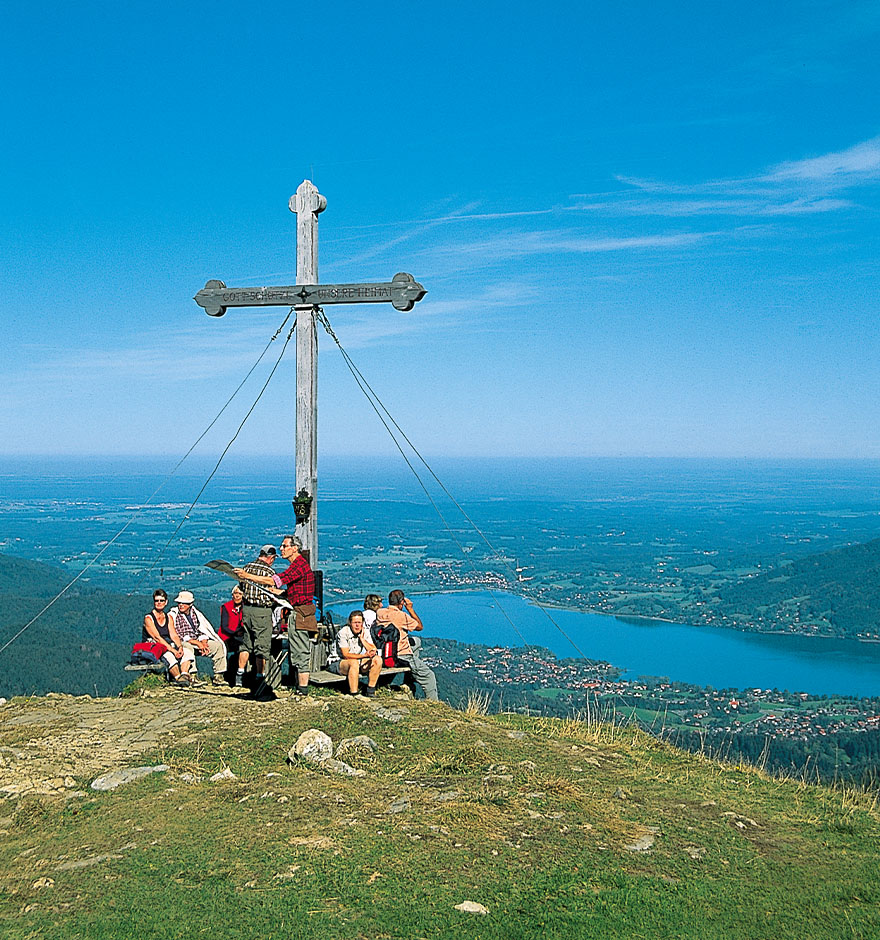 Auf dem Hirschberg genießen wir einen herrlichen Ausblick über das Alpenvorland und den Alpenhauptkamm.