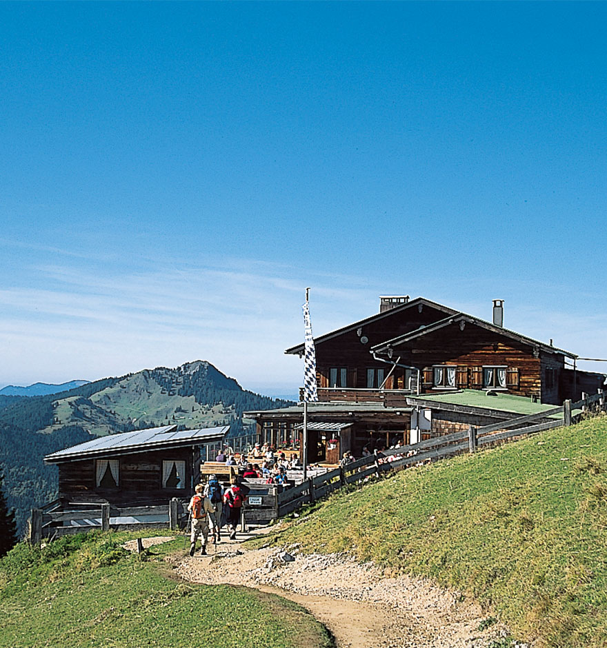 Der Abstieg führt uns am schön gelegenen Hirschberghaus vorbei, das ganzjährig bewirtschaftet wird.