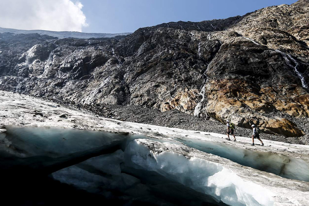 Ein großzügiger Windschutzkragen schützt bei rauen Bedingungen am Berg. 