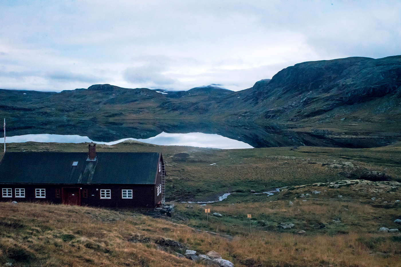 Für eine Mehrtageswanderung in der Hardangervidda stehen zahlreiche Hütten des DNT (Norwegischer Wanderverein) mit zum Teil gut gefüllten Speisekammern bereit.