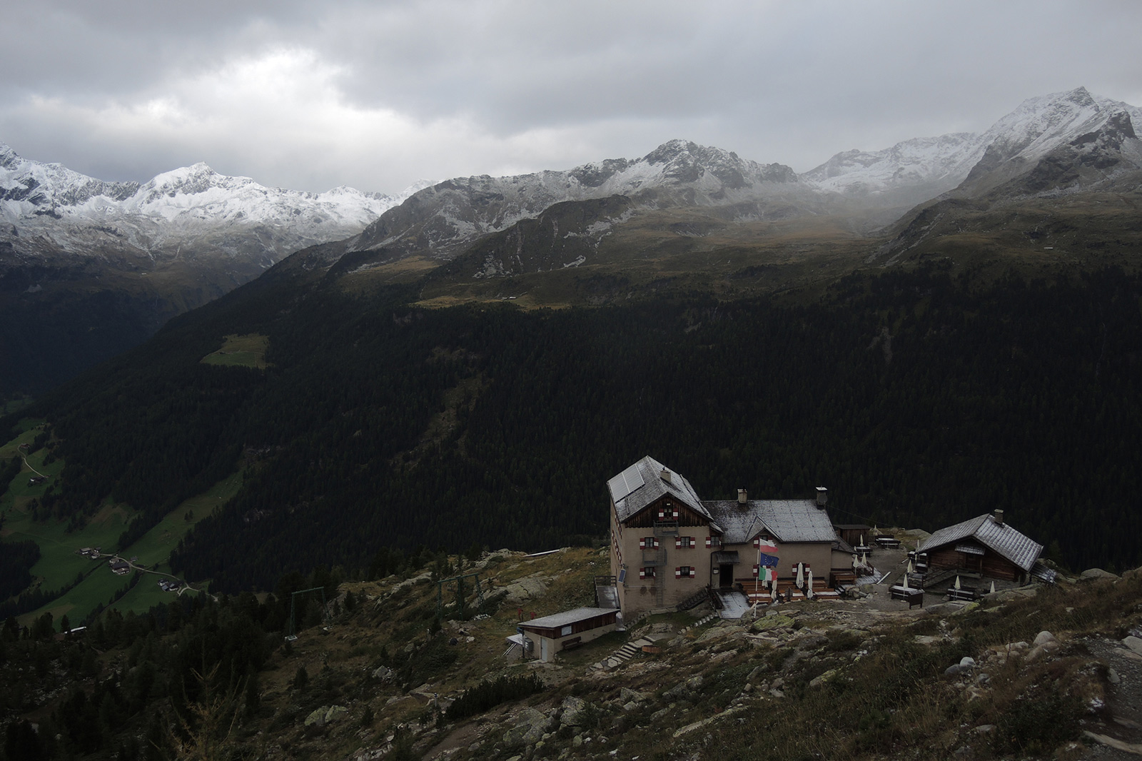 Hier begibt man sich auf eine Zeitreise: bei der Kasseler Hütte in der Rieserferner Gruppe