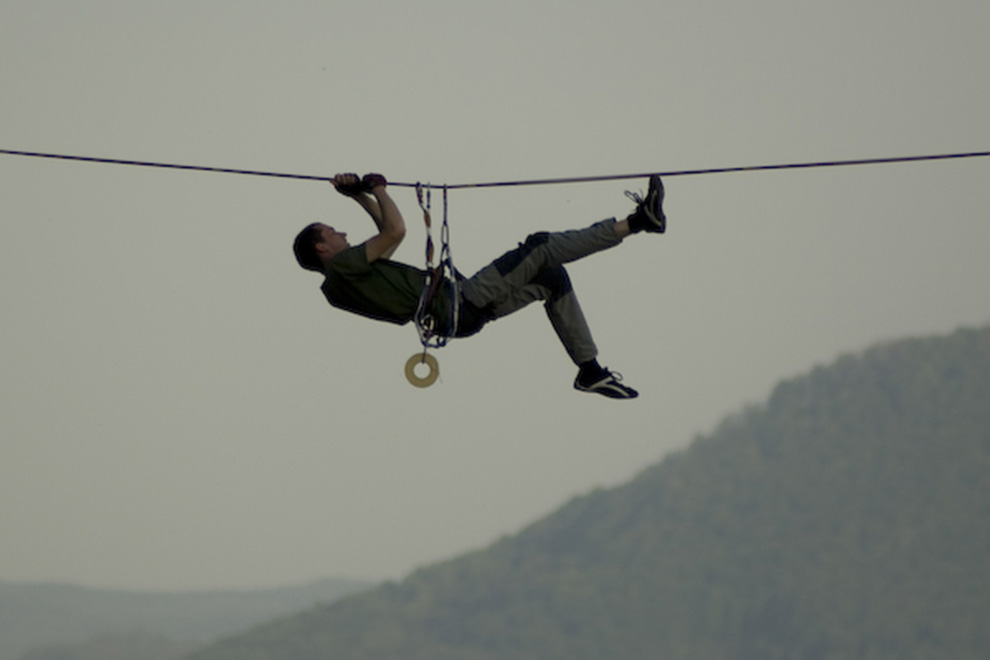 Slacklinen ist ein perfektes Klettertraining, die Highline die Königsdisziplin.