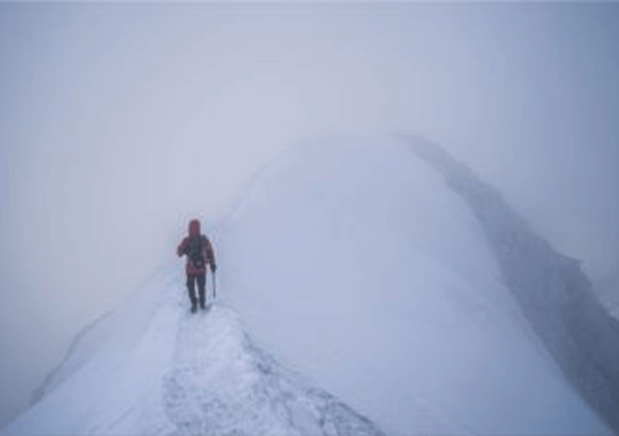 Der Nebel, der uns hier noch begleitet, weicht auf dem zweiten Teil des Abstiegs ziemlicher Hitze.
